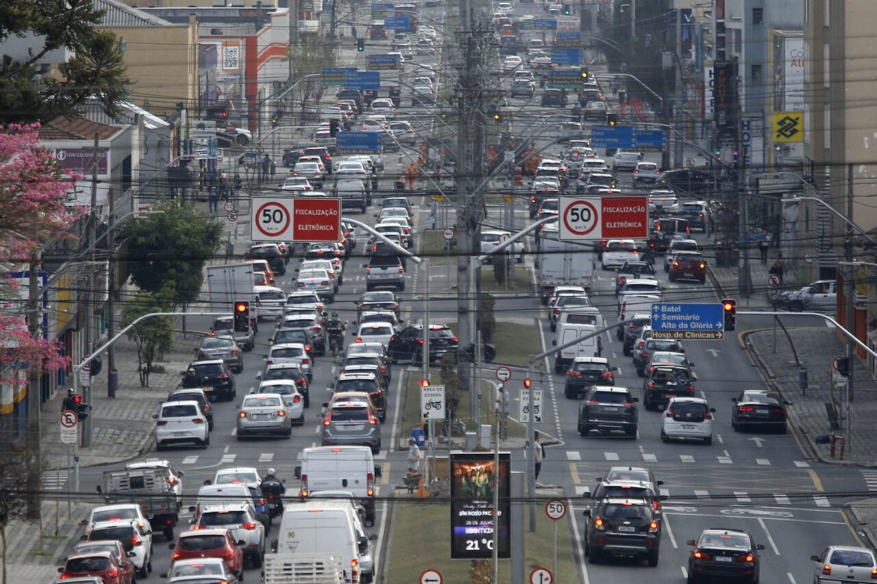 Curitibanos e moradores da região ficam média de 51 minutos no trânsito diariamente, diz pesquisa