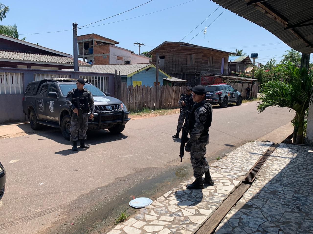 Criminosos trocam tiros com a polícia e fazem família com um bebê de reféns na zona Sul de Macapá