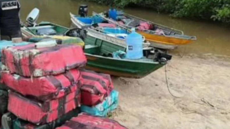 Operação contra tráfico de drogas termina com avião do PCC caído em lago em RR