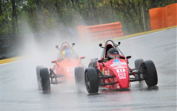 Acreano supera adversidades e conquista mais uma vitória na Fórmula Vee Júnior, em SP