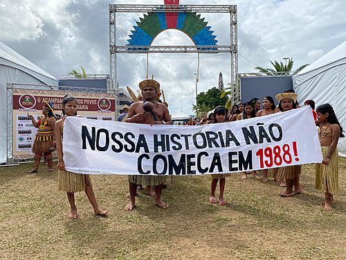Indígenas se mobilizam contra marco temporal nesta quarta-feira (30), em Porto Alegre