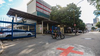Mulher morre e homem fica ferido após acidente em loja atacadista na zona norte do Rio