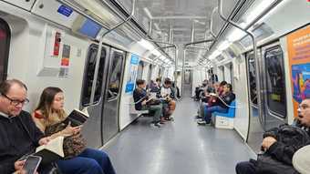 Bienal do Livro distribui 2 mil livros em vagões do metrô do Rio