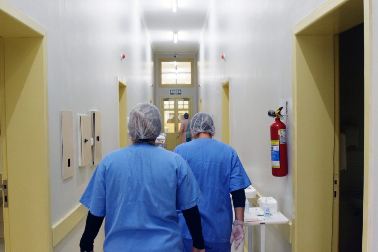 Mais de 24 mil profissionais de enfermagem vão receber piso nacional no Paraná; veja divisão por estado