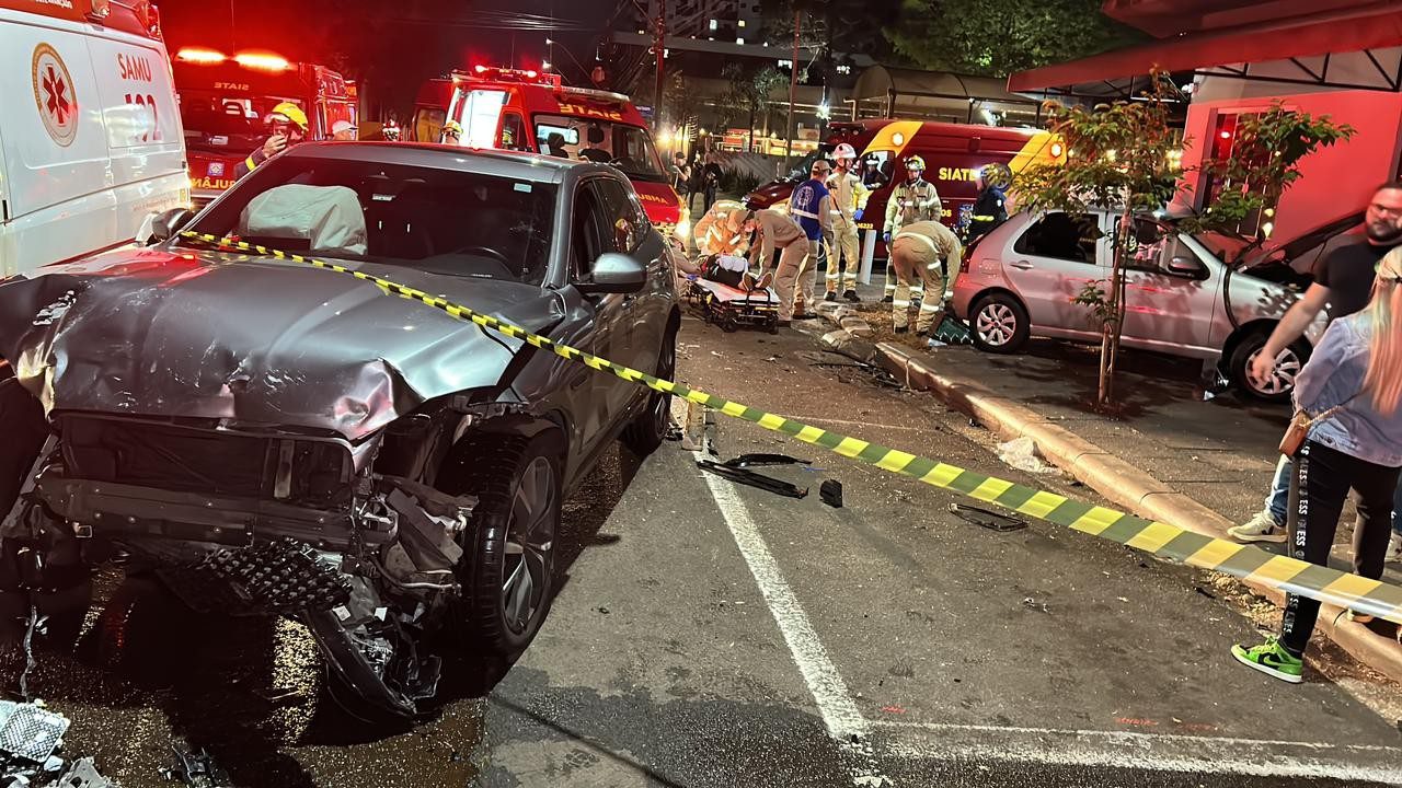 Batida entre carros no centro de Cascavel deixa quatro jovens feridas