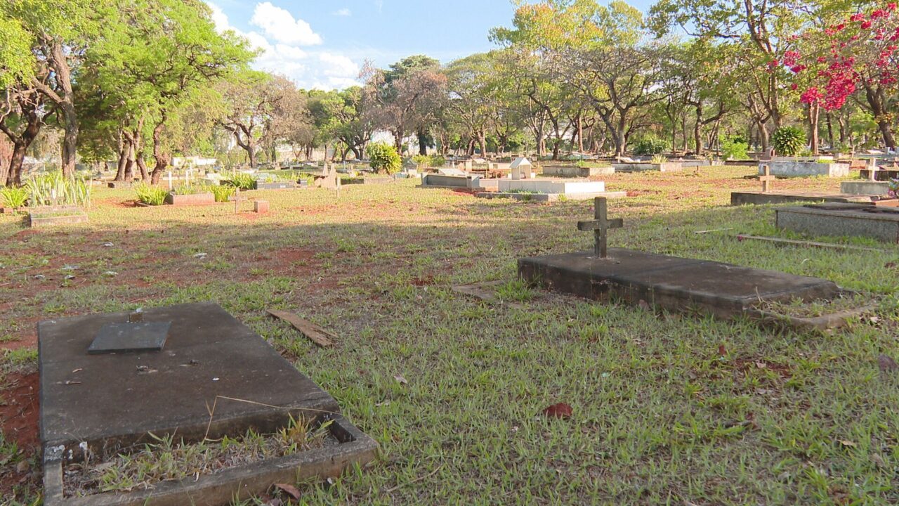 Família encontra corpo de criança em túmulo onde deveria estar idoso no cemitério Campo da Esperança, no DF