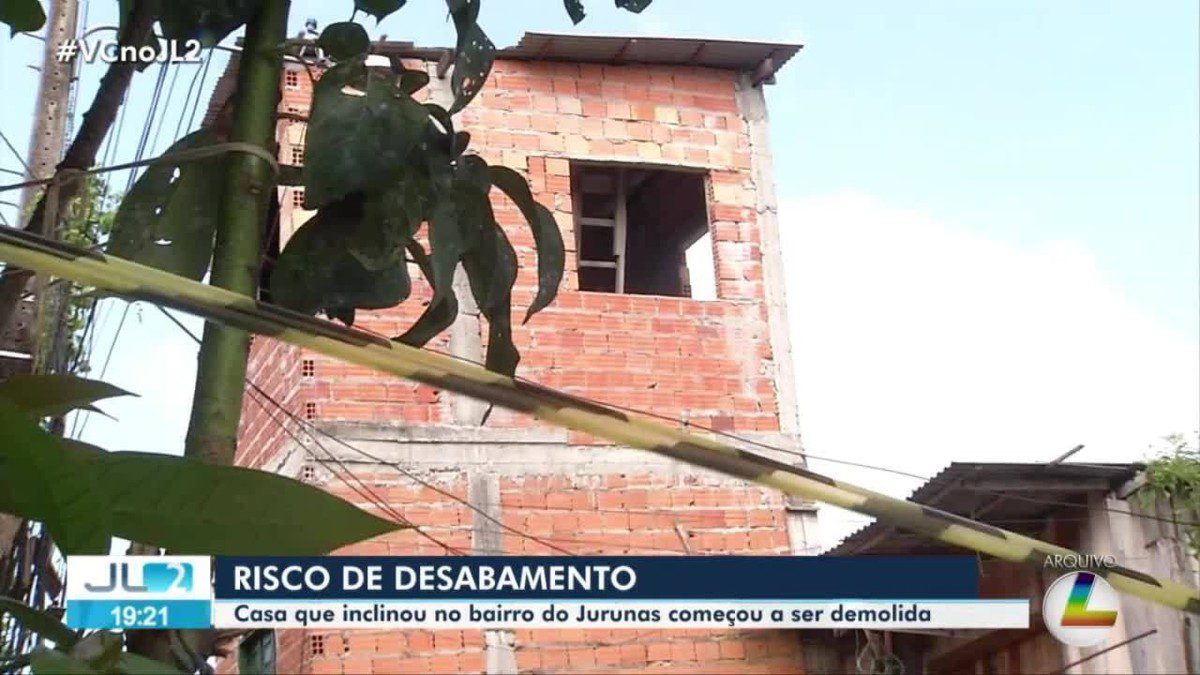 Casa que inclinou no bairro do Jurunas, em Belém, começa a ser demolida