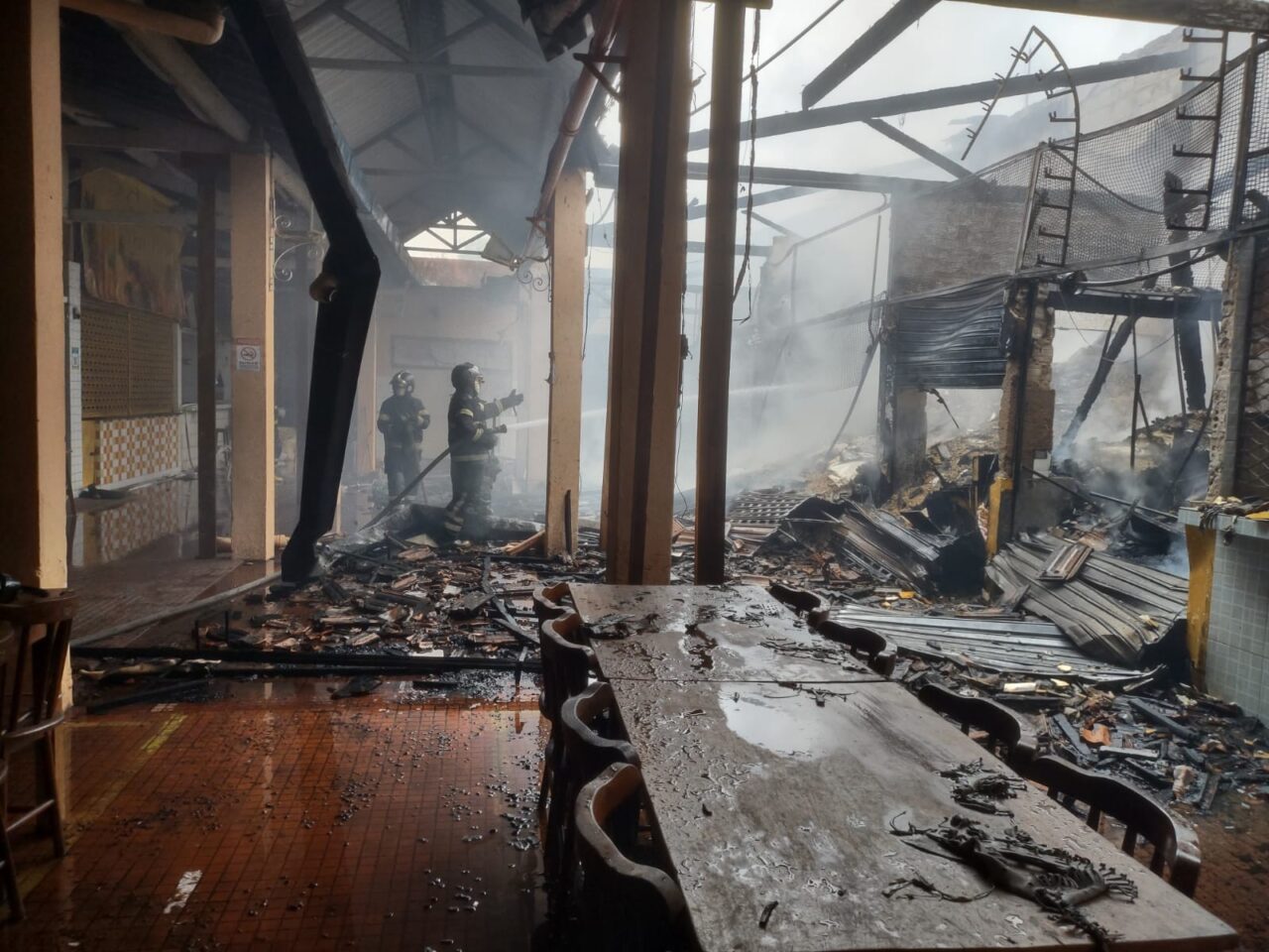 Extintores e hidrantes do Mercado da Encruzilhada não funcionaram, dizem comerciantes; incêndio destruiu parte do prédio