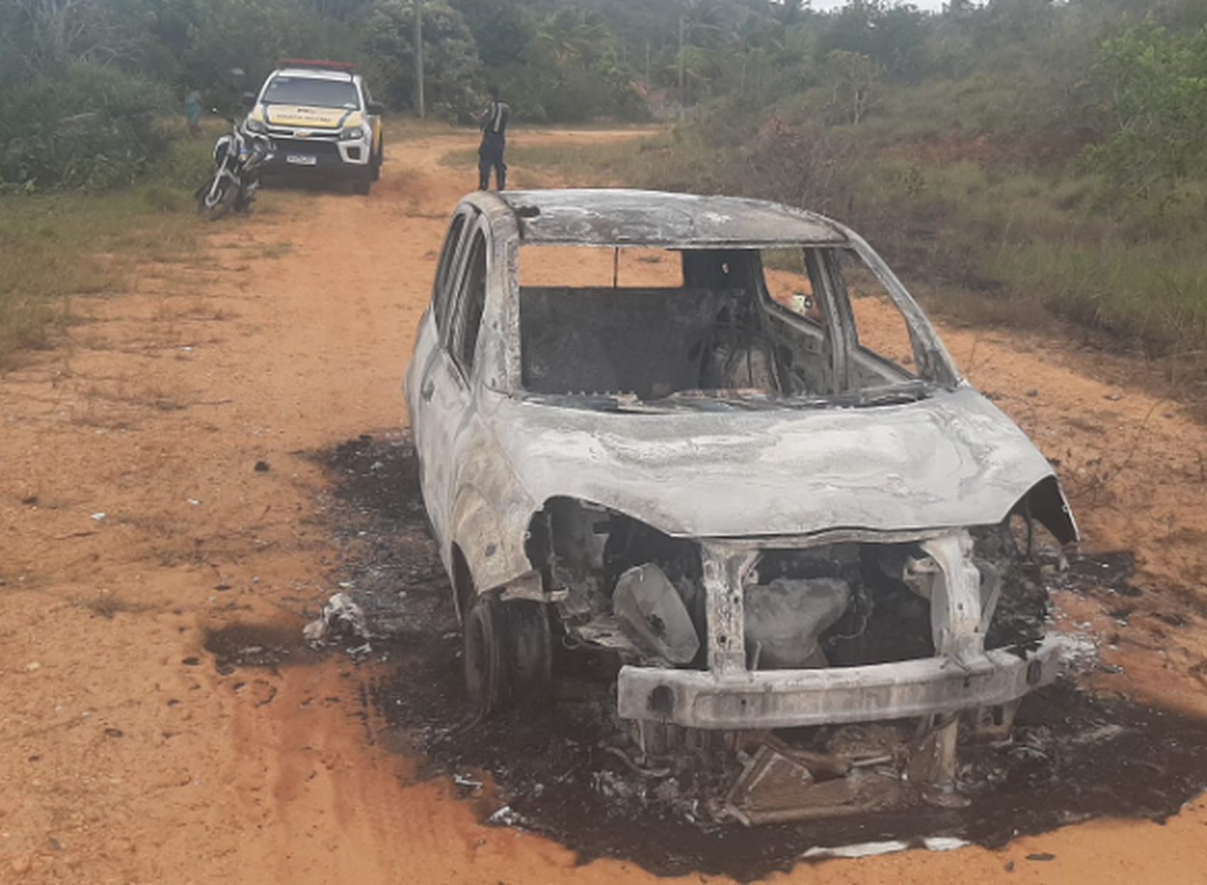 Mulher é encontrada morta ao lado de veículo incendiado em Sergipe