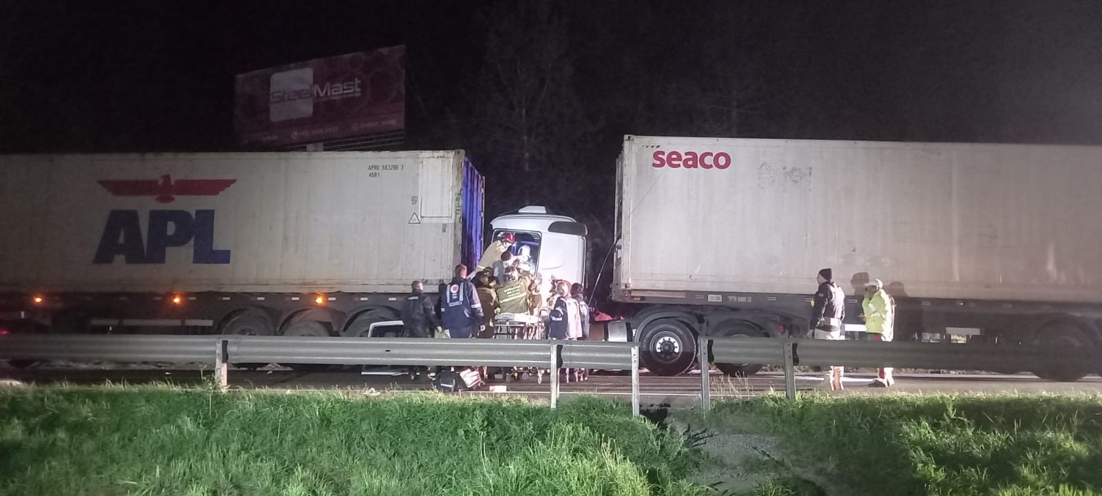 Caminhoneiro fica gravemente ferido após bater em outro caminhão na BR-277, em Curitiba