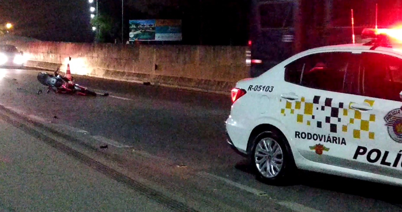 Motociclista morre após cair e ser atropelado por carreta na Raposo Tavares em Mairinque