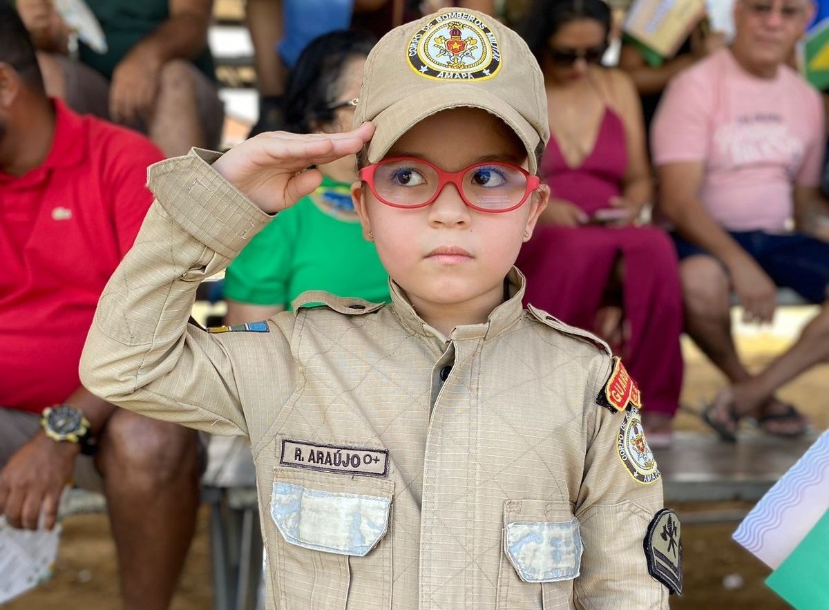 Menina de 6 anos fã do Corpo de Bombeiros assiste desfile com farda semelhante à do pai no AP: ‘eles salvam vidas’