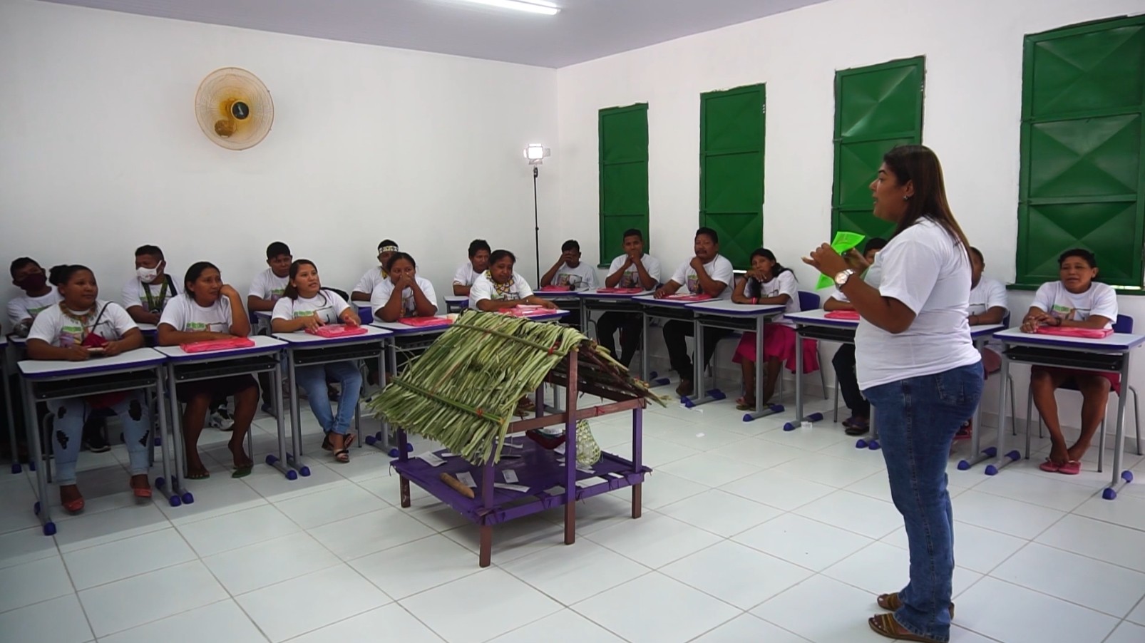‘Escola com a identidade deles’: projeto pioneiro oferece alfabetização trilíngue para venezuelanos indígenas no Piauí