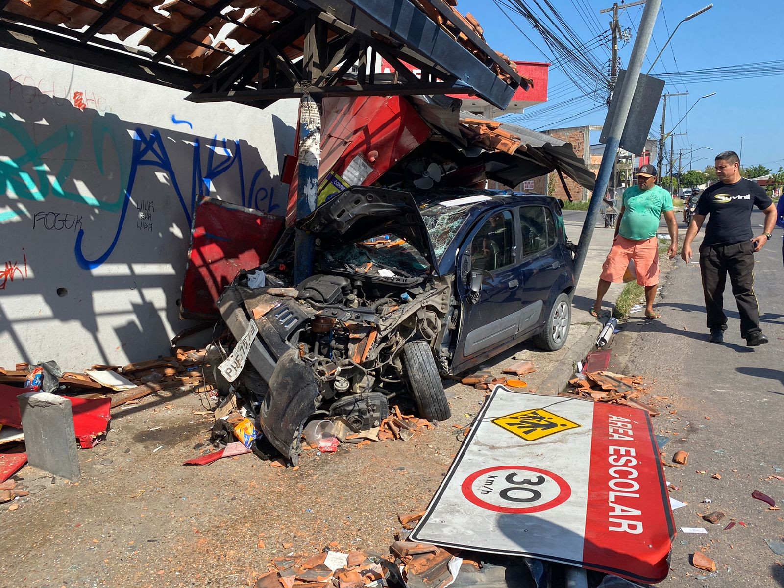 Carro fica destruído após atingir lanche e ponto de ônibus em Manaus
