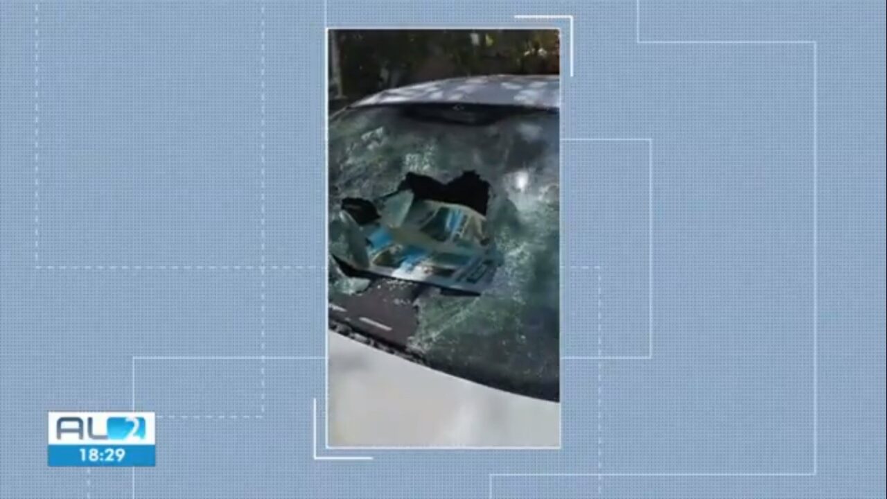 VÍDEO: carro roubado invade contramão e sobe em calçada em Maceió