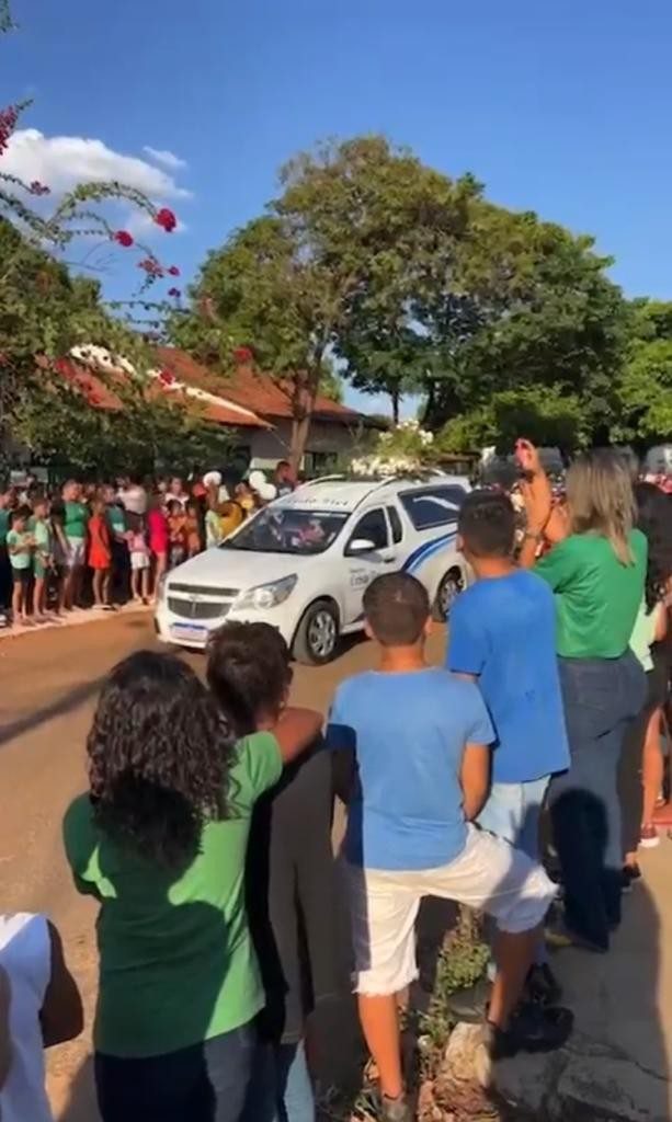 VÍDEO: Alunos e professores soltam balões em homenagem a menina de 8 anos que morreu em acidente