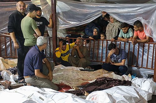 Israel bombardeia hospital em Gaza, e número de mortes ultrapassa 500, dizem autoridades palestinas