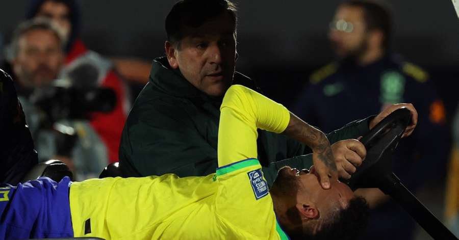 Neymar sofre lesão e deixa jogo do Brasil contra o Uruguai ainda no primeiro tempo