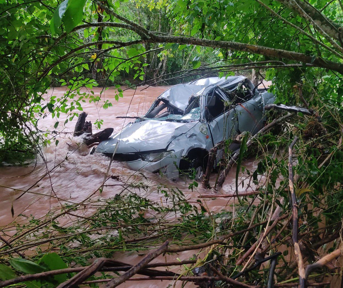 Caminhonete é arrastada para leito de rio após estrada alagada desmoronar em SC